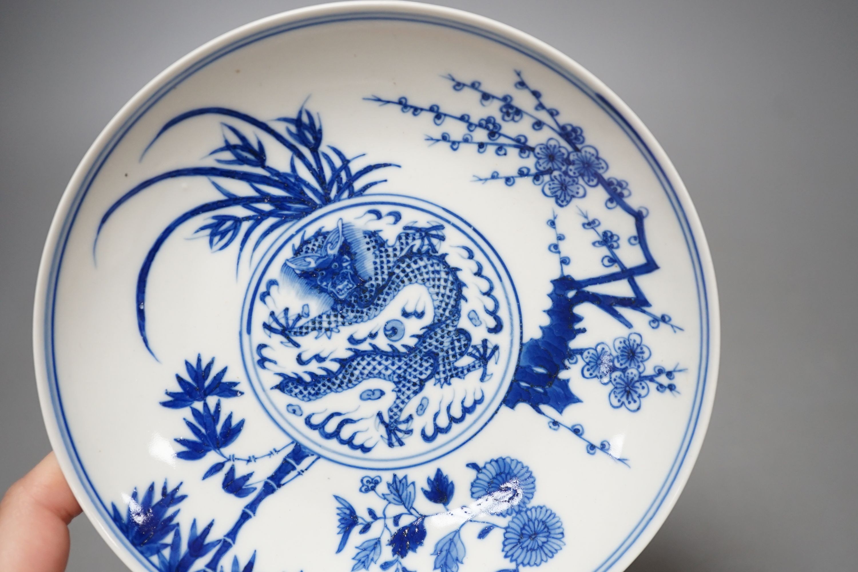 A blue and white Chinese dragon dish - 16.5cm diameter
